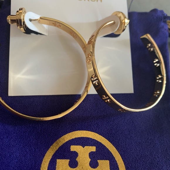 🔥SALE🔥NEW TORY BURCH PIERCED t LOGO HOOPS - Picture 4 of 6